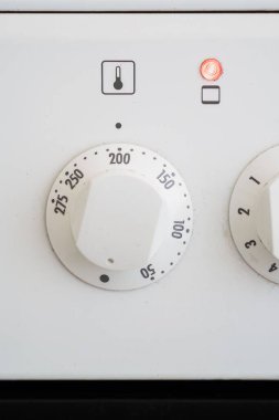 Fırın kontrol kadranının 200 dereceye ayarlı ve gösterge ışığı açık