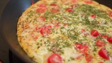 Kızartma tavasında ev yapımı açık yüzlü omlet.