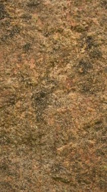Doğadaki kırmızı granit kaya yüzeyini kapatın, hareket eden kamera