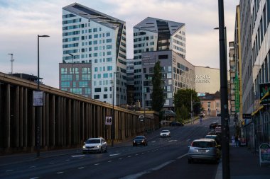 Tampere, Finlandiya - 11 Eylül 2025 - Nokia Arena ve Rautatienkatu Caddesi, akşam güneşi