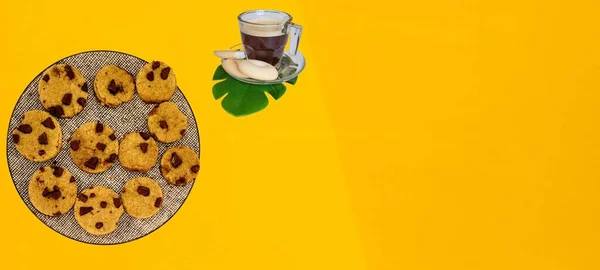 Biscuits Aux Pépites Chocolat Avec Vanille Sur Fond Jaune Sur — Photo