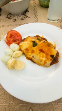 Bir tabak tavuklu fileto, yanında meze, franc resmi.