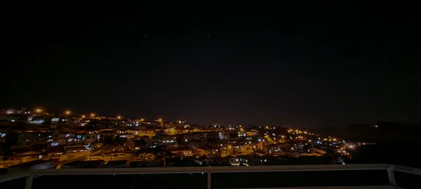 ブラジルのアパートバルコニーからの夜景 ライトアップされた家の眺め — ストック写真