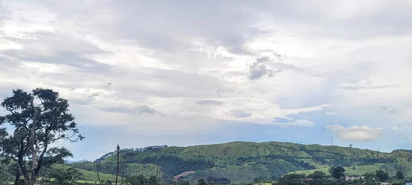 집으로 둘러싸인 브라질 의산들의 — 스톡 사진