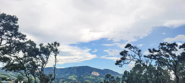 Bild Der Berge Landesinneren Brasiliens Umgeben Von Wäldern Und Häusern — Stockfoto