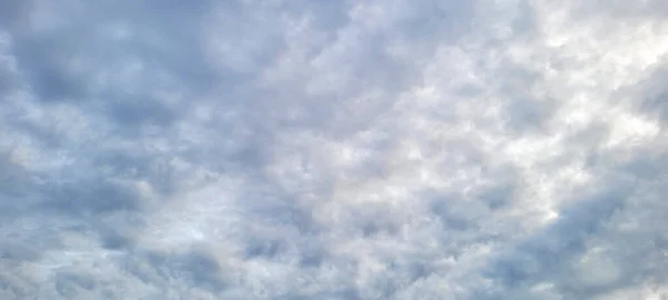 Céu Azul Que Pode Ser Usado Como Fundo Com Nuvens — Fotografia de Stock
