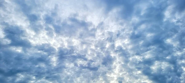 Céu Azul Que Pode Ser Usado Como Fundo Com Nuvens — Fotografia de Stock