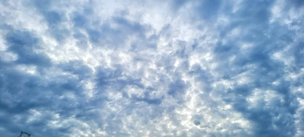 蓝天可以作为背景 有美丽的云彩和完美的太阳 — 图库照片
