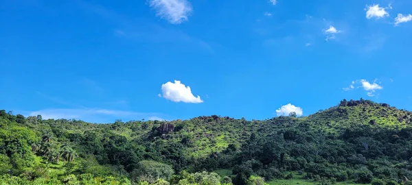 Bild Der Berge Landesinneren Brasiliens Umgeben Von Wäldern Und Häusern — Stockfoto