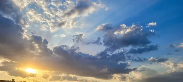 Jasne Pogodne Niebo Miękkie Chmury Malujące Niebiański Obraz Spokojne Piękno Obraz Stockowy