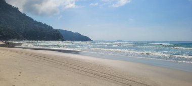 Brezilya 'nın kuzey kıyısındaki ubatuba itamambuca plajındaki deniz dalgalarının görüntüsü.