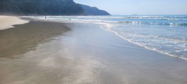 Brezilya 'nın kuzey kıyısındaki ubatuba itamambuca plajındaki deniz dalgalarının görüntüsü.