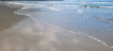 Brezilya 'nın kuzey kıyısındaki ubatuba itamambuca plajındaki deniz dalgalarının görüntüsü.