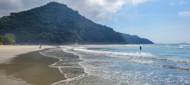 Brezilya 'nın kuzey kıyısındaki ubatuba itamambuca plajındaki deniz dalgalarının görüntüsü.
