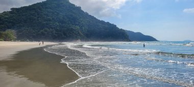 Brezilya 'nın kuzey kıyısındaki ubatuba itamambuca plajındaki deniz dalgalarının görüntüsü.