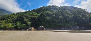 Brezilya 'nın kuzey kıyısındaki ubatuba itamambuca plajındaki deniz dalgalarının görüntüsü.