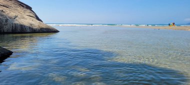 Brezilya 'nın kuzey kıyısındaki ubatuba itamambuca plajındaki deniz dalgalarının görüntüsü.