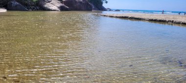 Brezilya 'nın kuzey kıyısındaki ubatuba itamambuca plajındaki deniz dalgalarının görüntüsü.