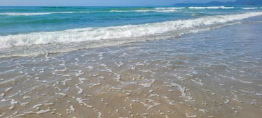 Brezilya 'nın kuzey kıyısındaki ubatuba itamambuca plajındaki deniz dalgalarının görüntüsü.