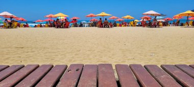 Brezilya 'nın kuzey kıyısındaki ubatuba itamambuca plajındaki deniz dalgalarının görüntüsü.
