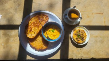 Kahvaltıda ekmek ve çırpılmış yumurta.