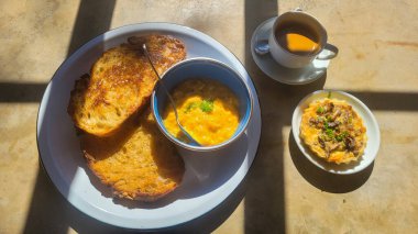 Kahvaltıda ekmek ve çırpılmış yumurta.