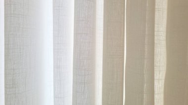 Beyaz keten perdeler ev balkonunda