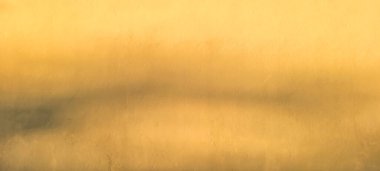 Güneşli bir günde kapalı panjurlu pencere