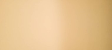 Güneşli bir günde kapalı panjurlu pencere