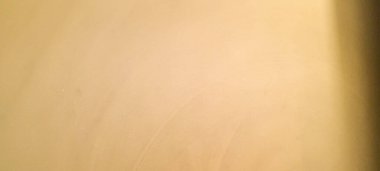 Güneşli bir günde kapalı panjurlu pencere