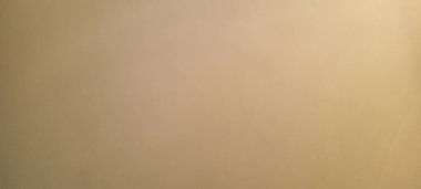 Güneşli bir günde kapalı panjurlu pencere