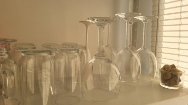 kristal bardaklar ve bardaklar rafta