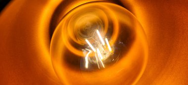 Sıcak sarı iplik ampulü