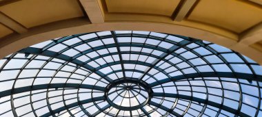 Binanın tavanında cam kubbe, mimari yapı.