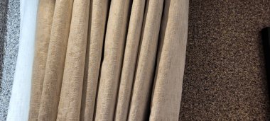 açık renk minimalist renklerde ve duvarda gölgesi olan keten perde arkaplanı