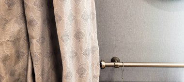 açık renk minimalist renklerde ve duvarda gölgesi olan keten perde arkaplanı