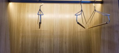 Askısı olan ahşap bir gardırop, arka plan metalik.