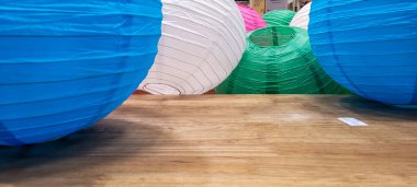 Kahverengi toprak desenli, koyu soyut şekilli arkaplan