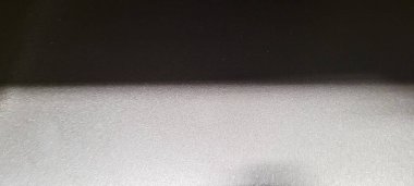 Soyut gri yanmış çimento döşeme desenli koyu renk arka plan panel üzerinde