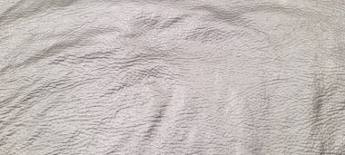 Deri desenli koyu arkaplan ve kıvrımlı gölgeler