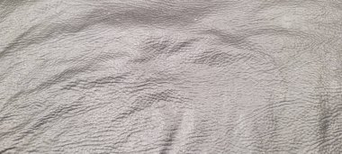 Deri desenli koyu arkaplan ve kıvrımlı gölgeler