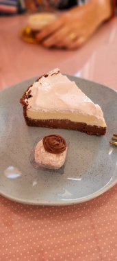 Tatlı resminde çikolatalı turta ve brigadeiro Noel yemeğinde, çikolatalı ve şekerli noel yemeğinde 2023