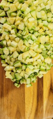 Kabak, tahta tahtada küp şeklinde kesilmiş, tipik Brezilya yemeği.