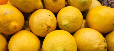 Güzel Sicilya limonları sarı ve sarı, Brezilya panayırında