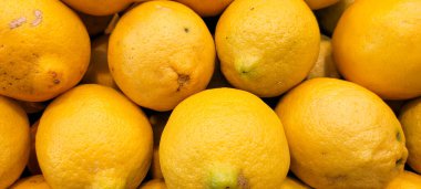 Güzel Sicilya limonları sarı ve sarı, Brezilya panayırında