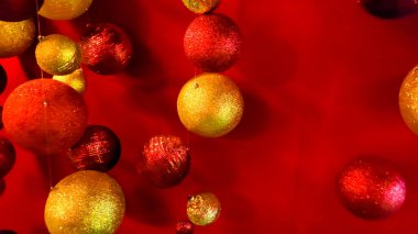 Parlayan yılbaşı ışıkları kırmızı arka planda yanıp sönüyor, 2023 noeli, ışıldayan ışıklarla dolu yılbaşı arkaplanı.