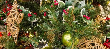 Süslü ve aydınlatılmış Noel çelengi, Noel arkaplanı 2023, Noel süslemesi