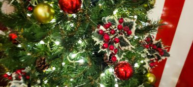 Süslü ve aydınlatılmış Noel ağacı, Mutlu Noeller 2023, Noel