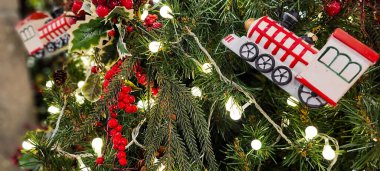 Süslü ve aydınlatılmış Noel ağacı, Mutlu Noeller 2023, Noel