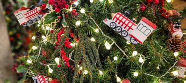 Süslü ve aydınlatılmış Noel ağacı, Mutlu Noeller 2023, Noel